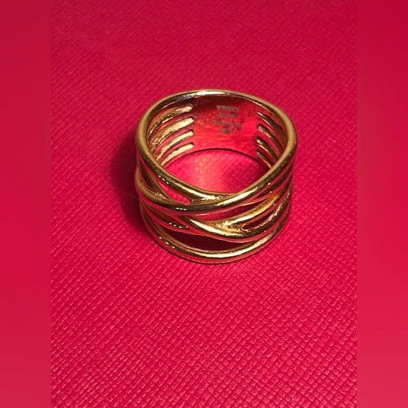 Elegant Gold-Tone Ring - Picture 1 of 3